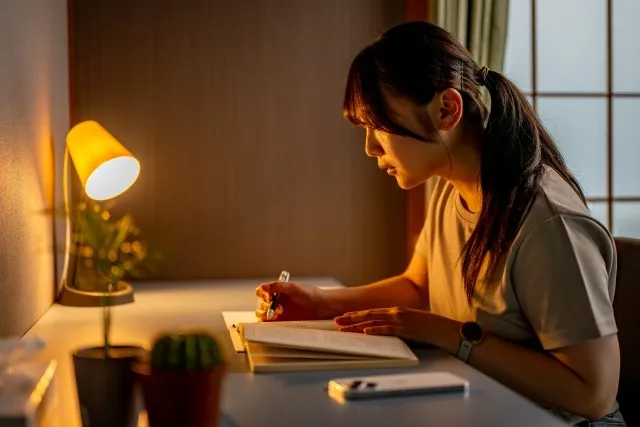 睡眠が大事だと知っているのに、人はなぜ夜更かしするのか